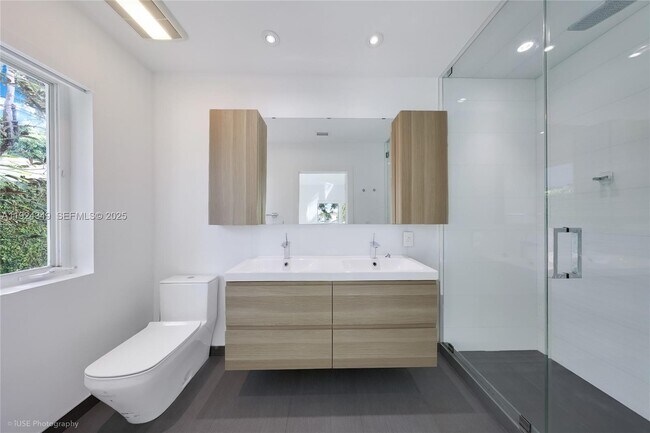 Building Photo - 850 N Venetian Dr