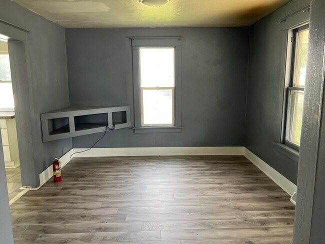 Building Photo - 709 E Memorial Dr