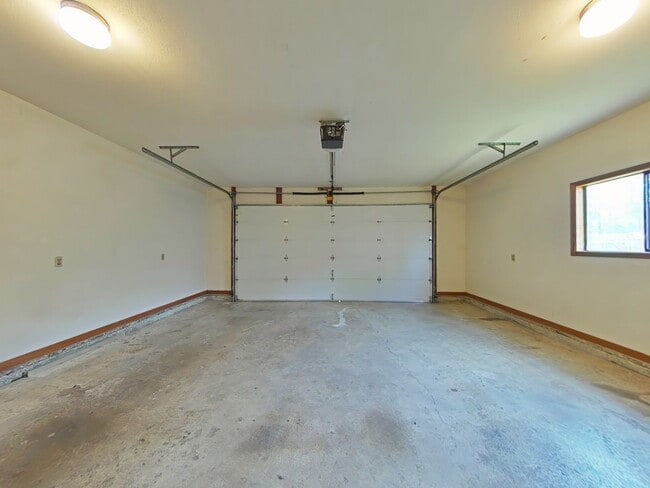Building Photo - Charming 4 Bedroom House ~ Albany