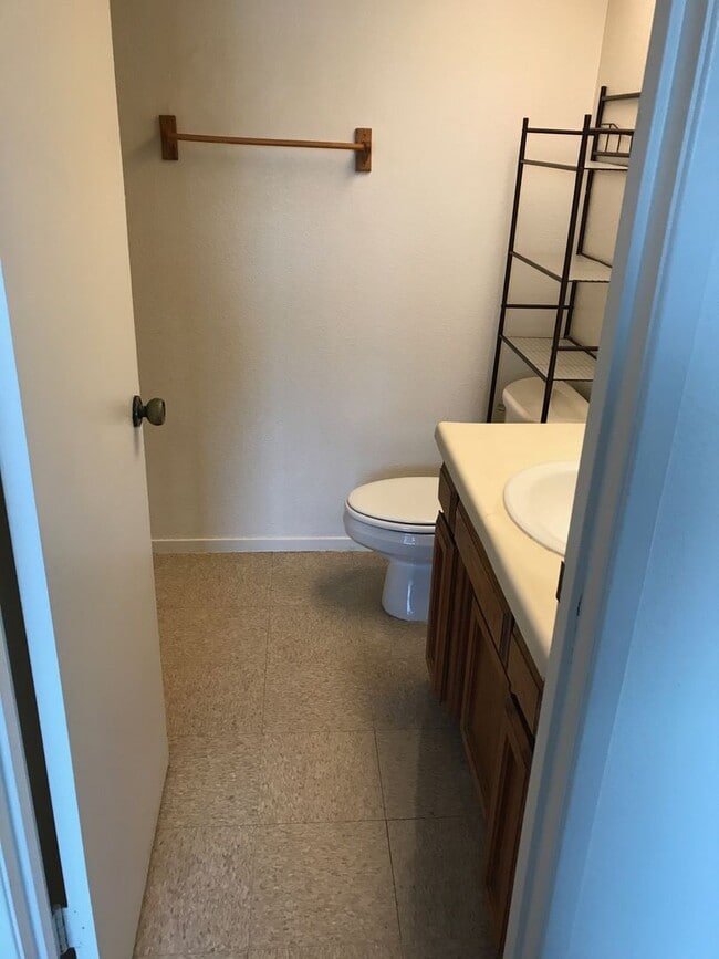 Building Photo - 3 BEDROOM 2 BATH UNIT