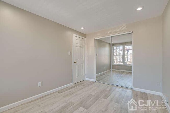 Building Photo - 216 E 7th St