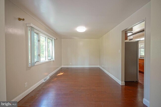 Building Photo - 701 Crestbrook Ave