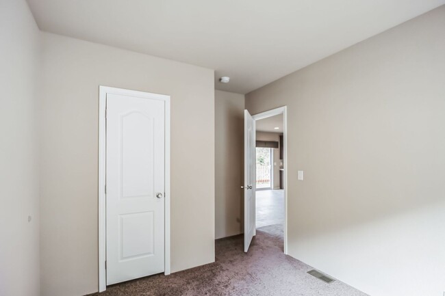 Building Photo - 1/2 off first month's rent and free Samsun...