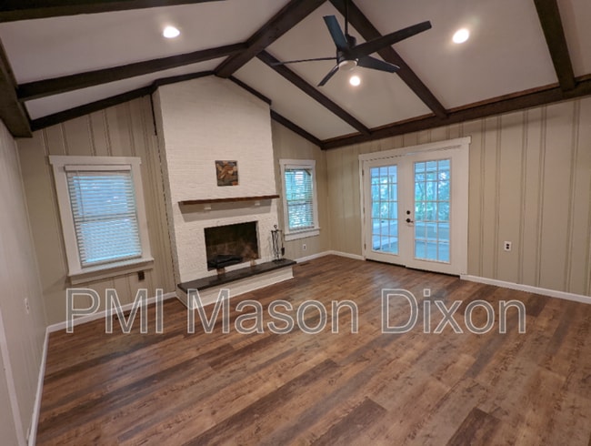 Building Photo - 944 Fern Trail