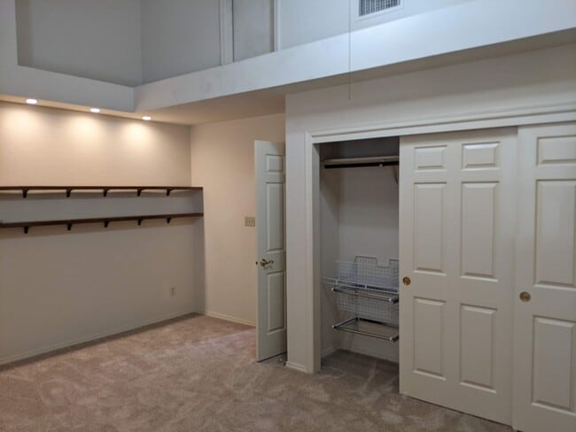 Building Photo - Spacious Bullard Court 2 bedroom 2 bathroo...