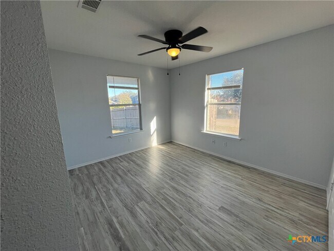 Building Photo - 3000 Rain Dance Loop