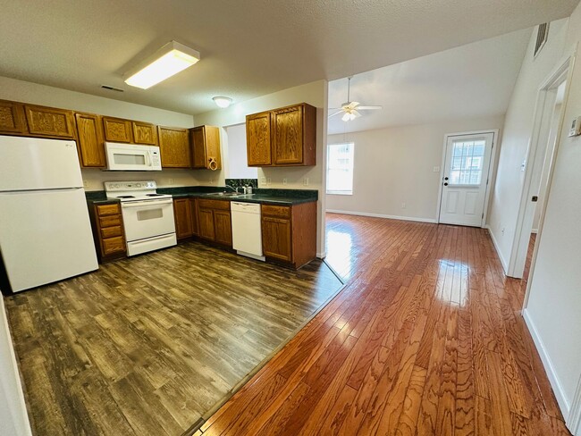 Building Photo - 2BR Condo with Garage | Vaulted Ceilings | Real Hardwood Floors | Gas Fireplace | Near UT & Downt...