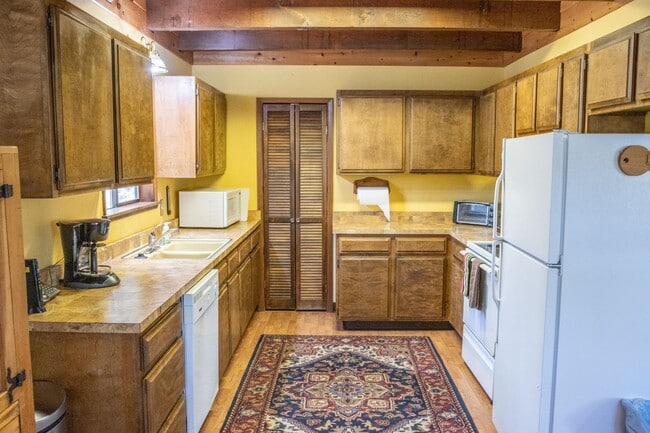 Building Photo - Lovely, quiet neighborhood off North Upper Truckee in S. Lake Tahoe