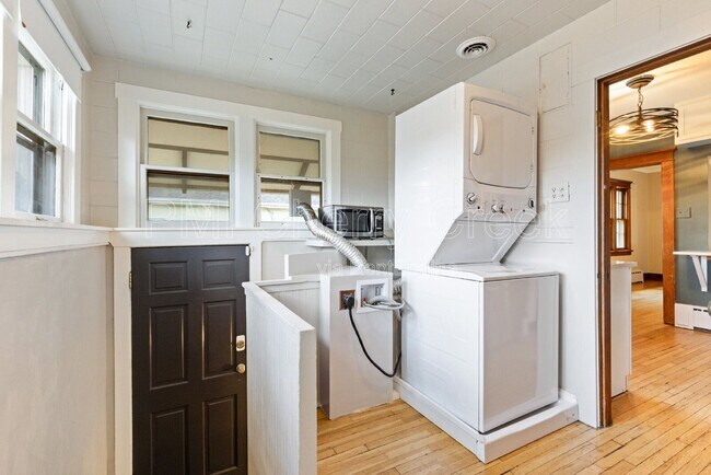 Building Photo - 4360 Winona Ct