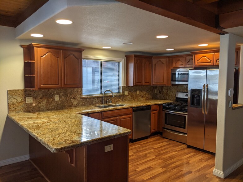 Kitchen - 614 Glorene Ave