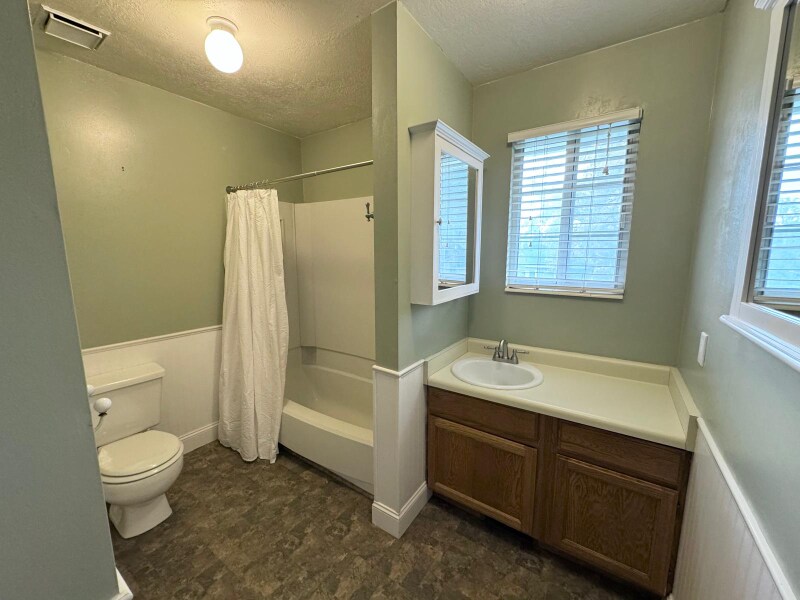 Building Photo - 800 Gatewood Dr