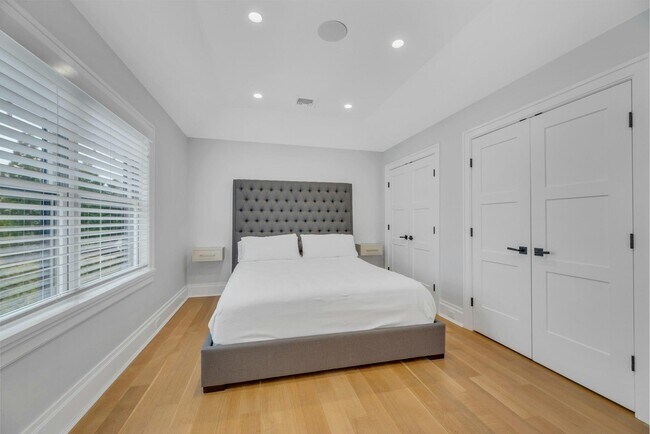 Building Photo - 165 Marine Pl