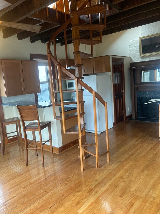 newer refrigerator - 915 Monastery St