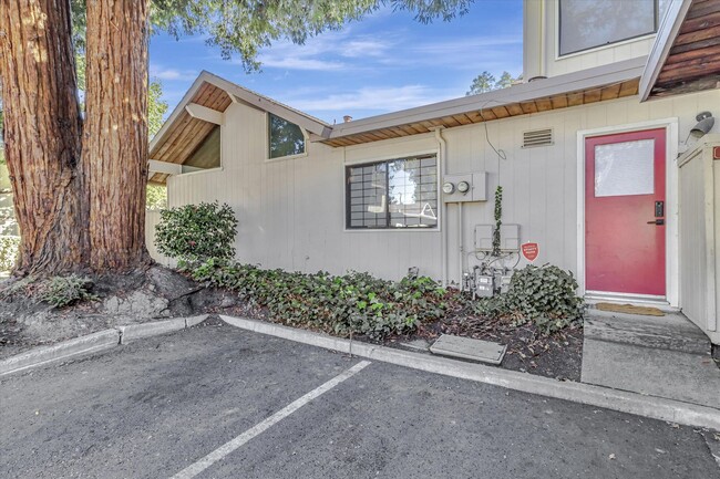 Building Photo - Available Now! Charming Condo in Sunnyvale