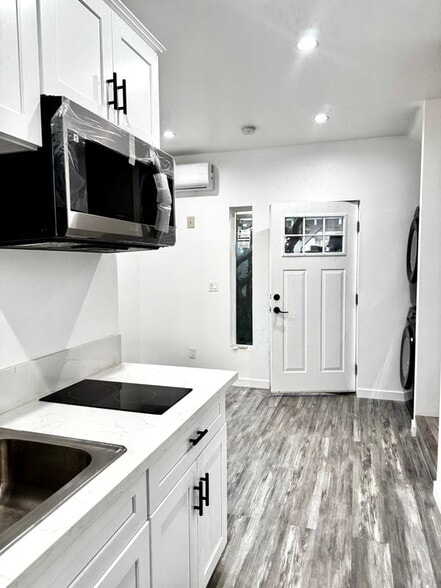 Building Photo - 617 Mott St