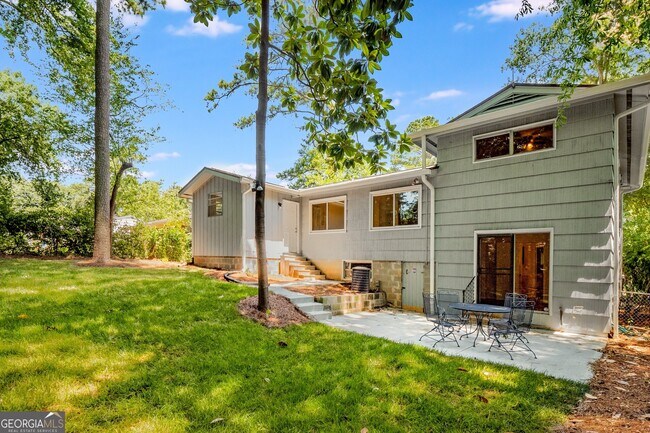 Building Photo - 2563 Beverly Hills Dr