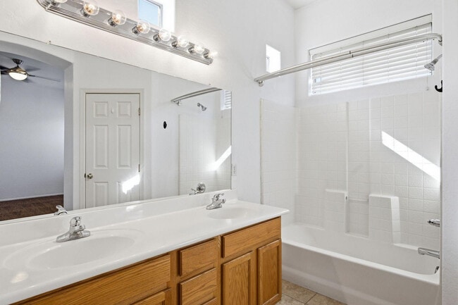 Building Photo - 906 E Sheffield Ave