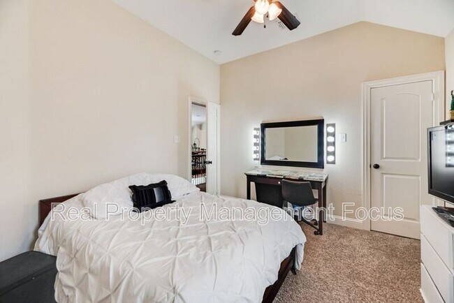 Building Photo - 3625 Funston Dr