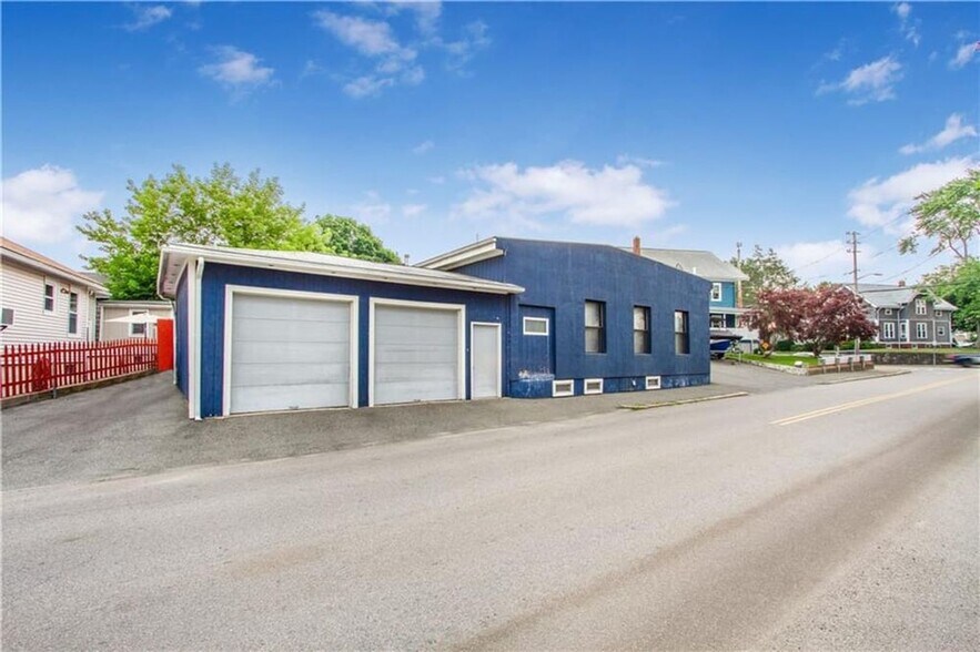 Building Photo - 847 Weeden St