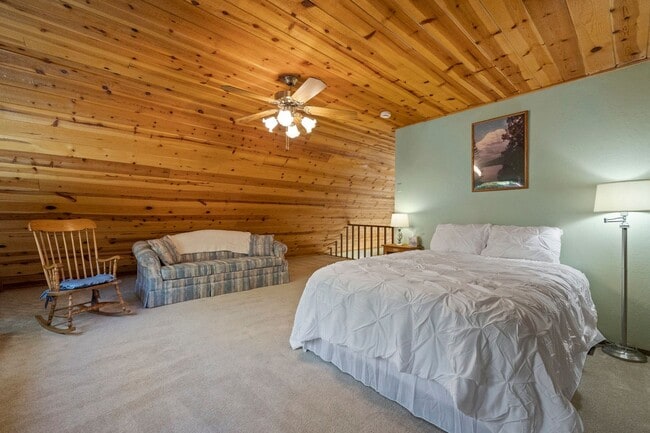 Building Photo - Fully Furnished 3 Bedroom Retreat in the Pines – Flexible 3–12 Month Lease