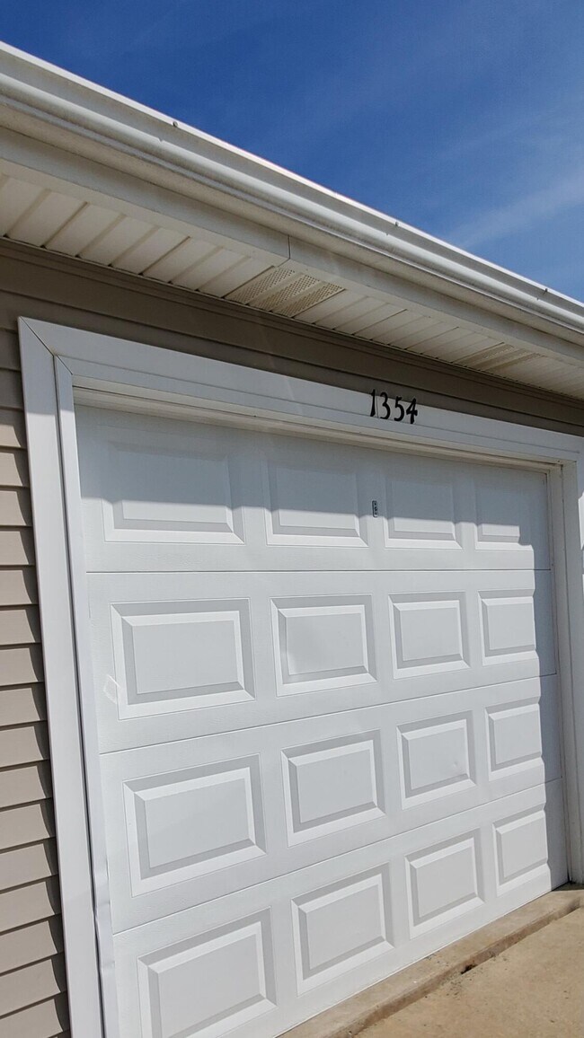 Building Photo - 1354 Fox Pointe Cir