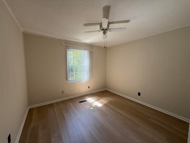 Building Photo - 4067 Fairway Dr
