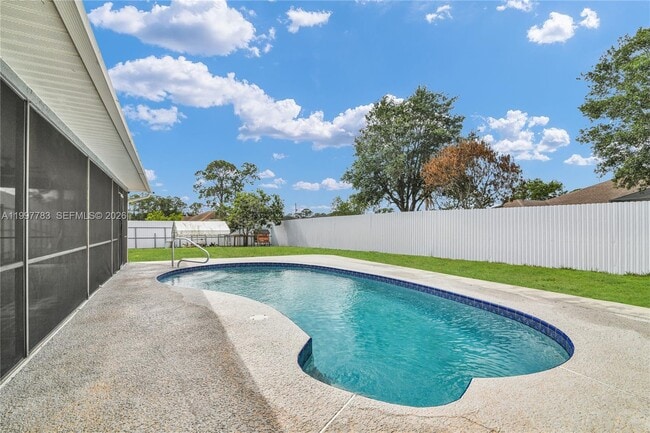 Building Photo - 702 NW Orchid St