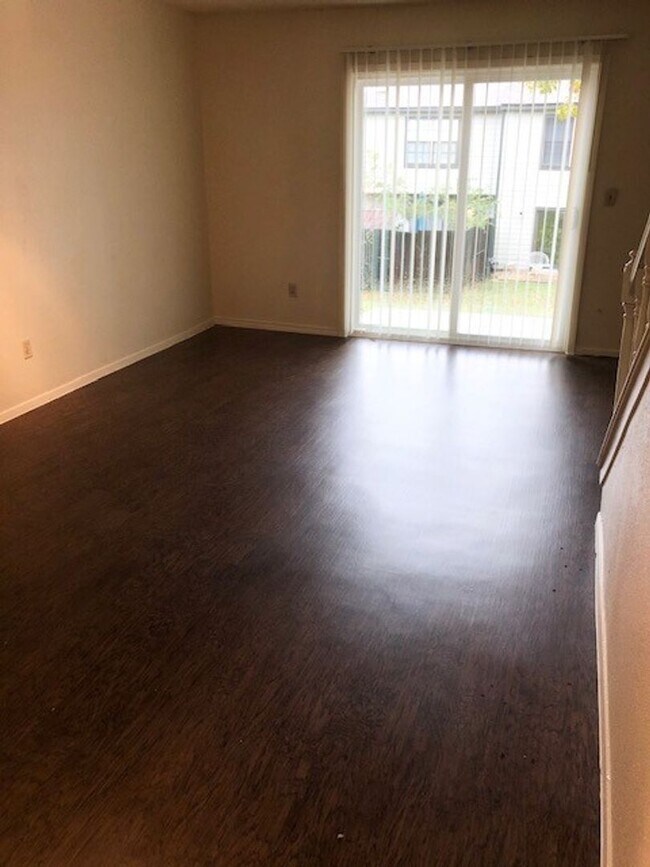 Building Photo - 2 BEDROOM CONDO BY UNT