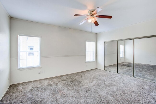 Building Photo - 2 br, 2.5 bath Townhome - 17423 Red Oak Dr...