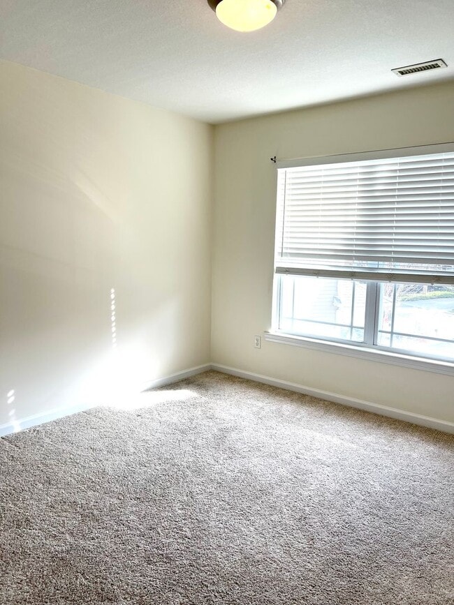 Building Photo - Super cute, clean 2 bedroom/2 full bathroom condo!