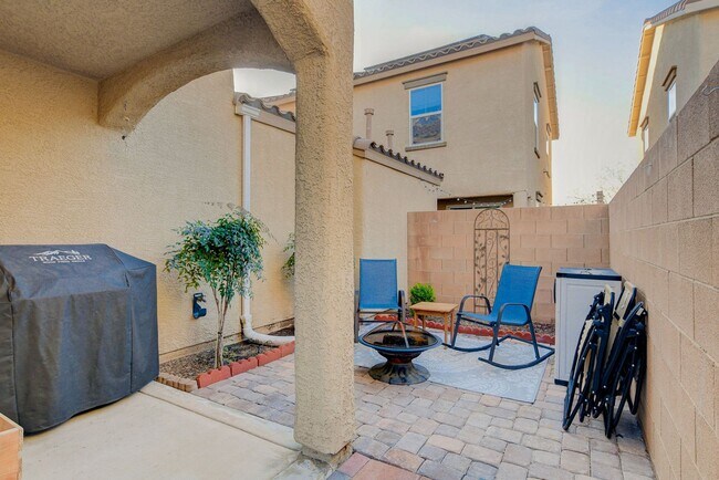 Building Photo - Stunning 3 Bed Home with Loft, Den & Upgraded Kitchen