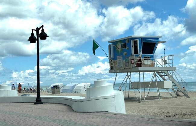 Building Photo - 200 S Birch Rd