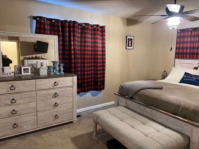 Building Photo - 3 bedroom/ 3 bath. Fully furnished ready f...