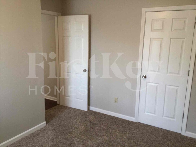 Building Photo - 4816 Clove Dr SW
