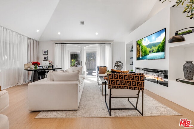 Building Photo - 367 S Oak Ave