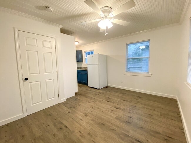 Building Photo - Recently renovated efficiency apartment in midtown