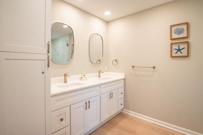 Building Photo - PERFECT OFF-SEASON BEACH GETAWAY