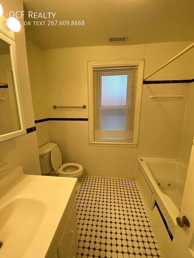 Building Photo - 316 S 43rd St