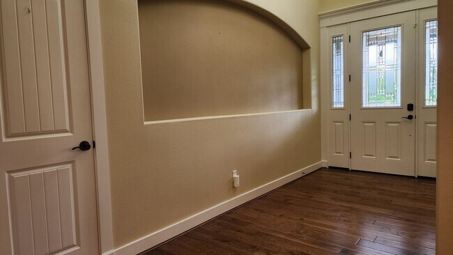 Building Photo - Beautiful Campus Glen 4-Bedroom!