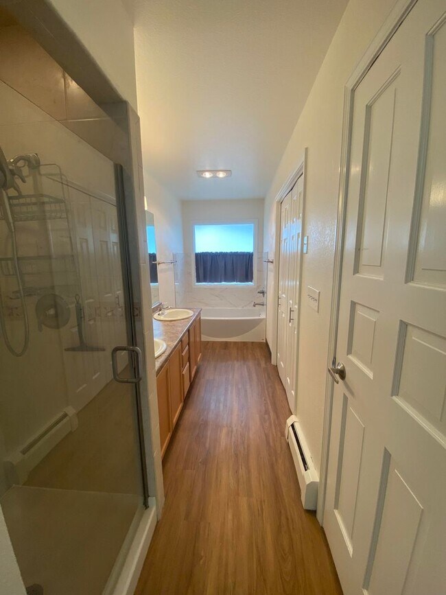 Building Photo - A 3 bed, 2.5 bath home that has been meticulously well kept!