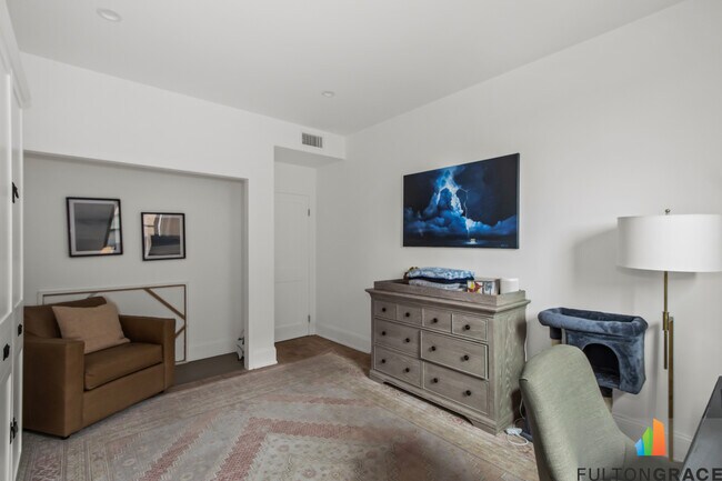 Building Photo - 2100 N Lincoln Park W