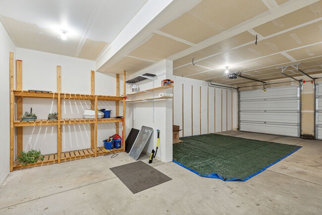 Building Photo - Spacious Sun-filled 3 bed 2.5 Bath Townhouse