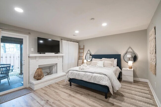 Building Photo - 2000 Quiet Stream Dr