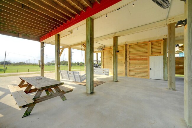 Building Photo - 994 Dolly St