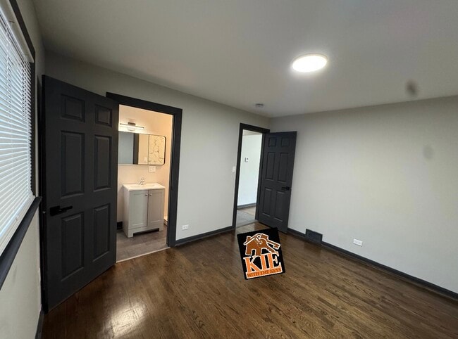 Building Photo - 14527 Irving Ave