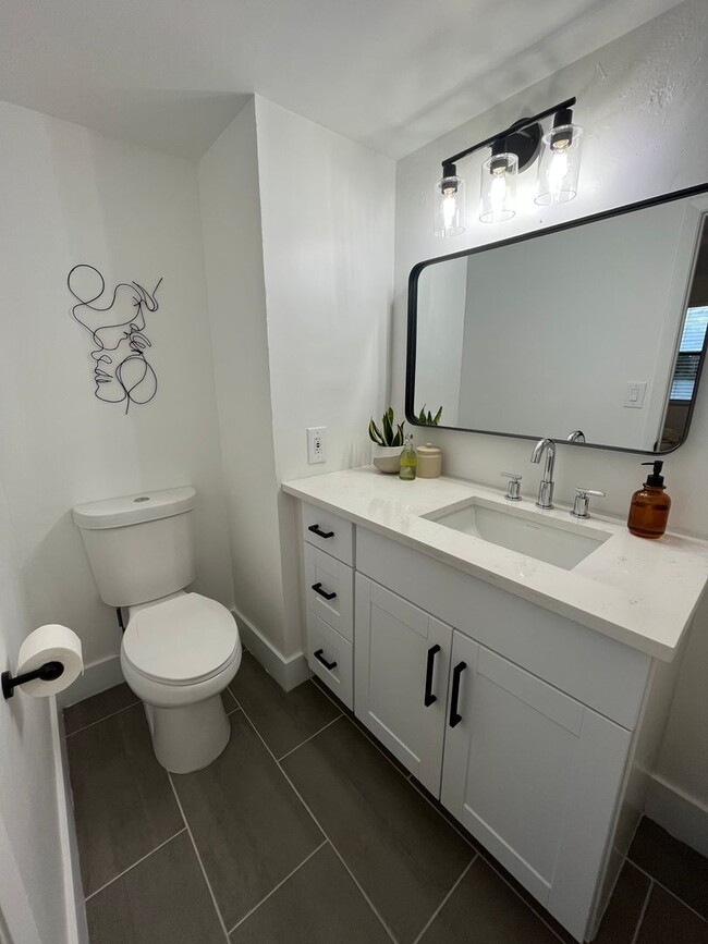 Building Photo - 2 Bedroom Condo in Winding Lake - Sunrise ...