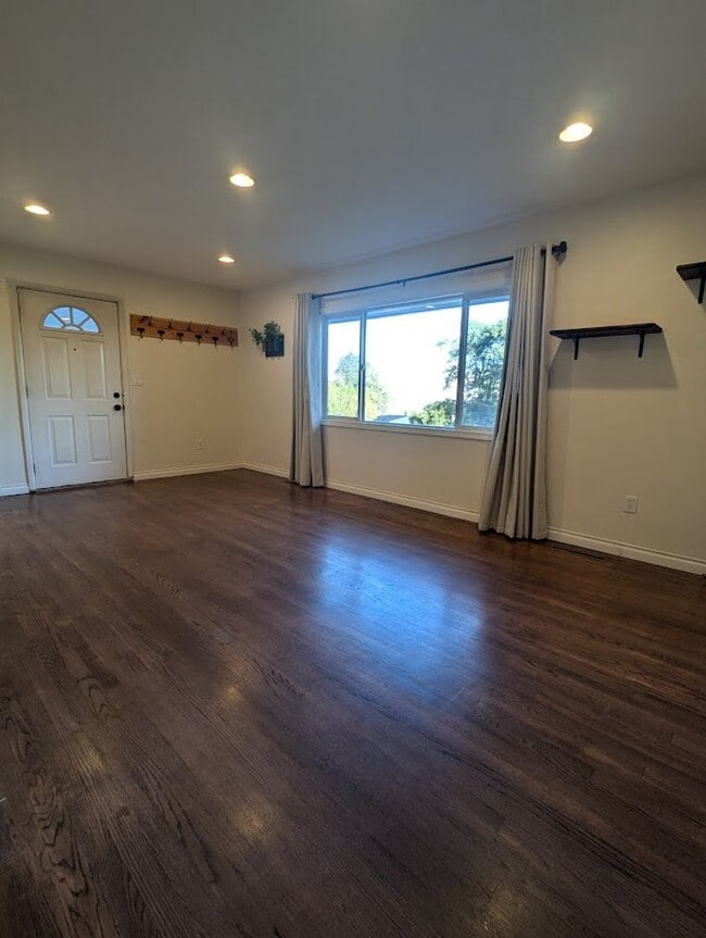 Building Photo - Fabulous 4 Bedroom 2 Bath House with Big F...