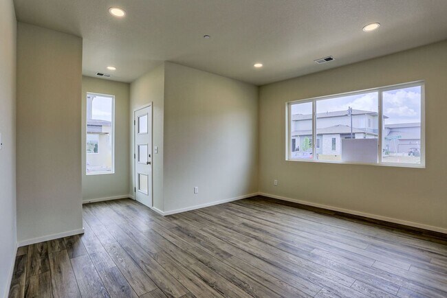 Building Photo - 4768 Champlain Dr