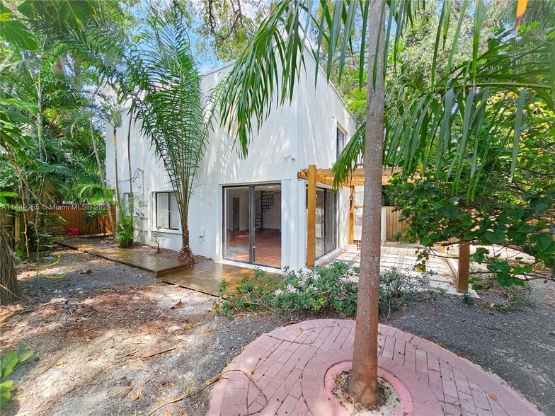 Building Photo - 2989 Bridgeport Ave