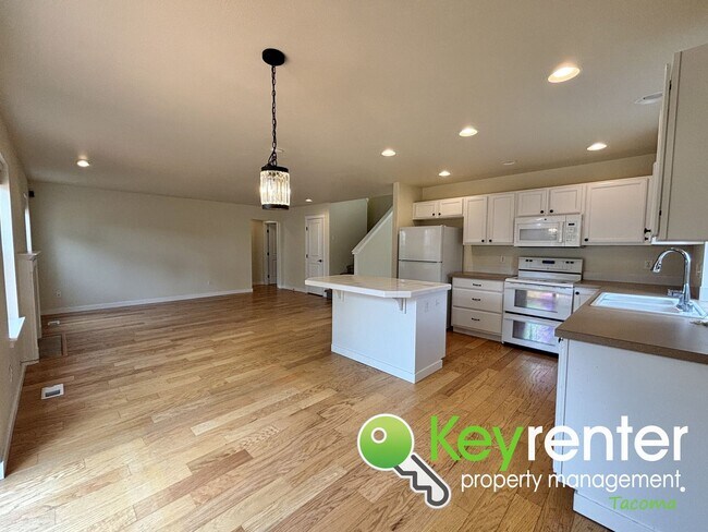 Building Photo - Newly Updated 5-Bedroom Home in Quiet Span...
